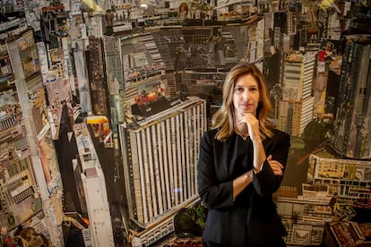 Karina Saade, consejera delegada de BlackRock en Brasil, el viernes pasado ante una obra de Vik Muniz en la sede brasileña de la empresa, en São Paulo.