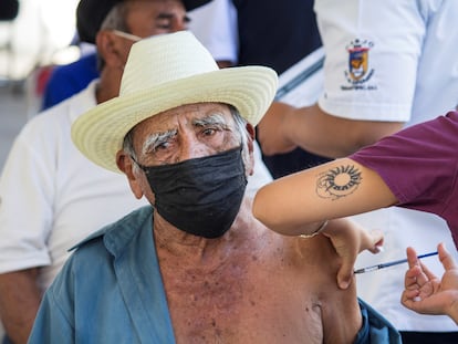 Un adulto recibe una vacuna de refuerzo contra la covid-19 en el istmo de Tehuantepec, al sur de México, el 19 de enero de 2021.