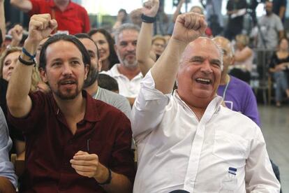 Pablo Iglesias y Llu&iacute;s Rabell, ayer en Sabadell. 