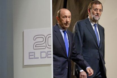 Alfredo Pérez Rubalcaba y Mariano Rajoy entran al plató en el que se celebró el debate.