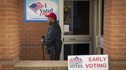 Colegio electoral para el voto anticipado en una biblioteca en Nashville, Tenessee