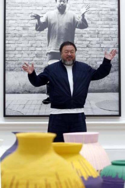 Ai Weiwei posa junto a su escultura 'Coloured Vases' mientras revisa las obras de la muestra de la Royal Academy.