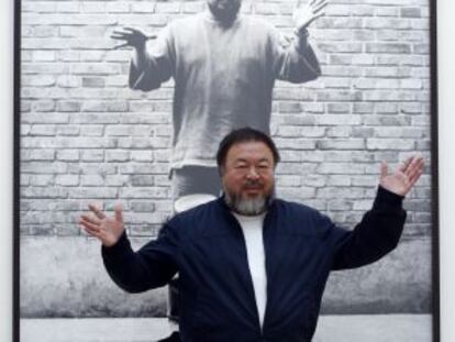 Ai Weiwei posa junto a su escultura 'Coloured Vases' mientras revisa las obras de la muestra de la Royal Academy.
