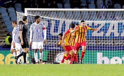 Los jugadores del Lleida celebran uno de sus goles ante la desolación de Vela.