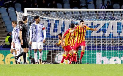 Los jugadores del Lleida celebran uno de sus goles ante la desolación de Vela.