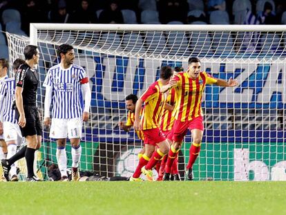 Los jugadores del Lleida celebran uno de sus goles ante la desolación de Vela.