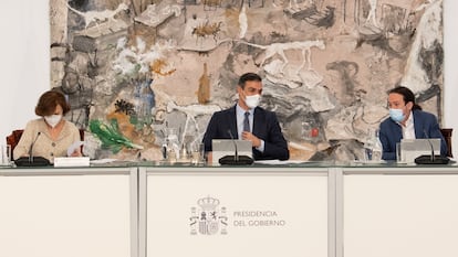 O primeiro-ministro espanhol, Pedro Sánchez, durante o Conselho de Ministros extraordinário neste domingo.