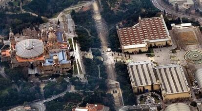 El MNAC, a la izquierda, y los pabellones donde se instalará el museo de arquitectura.
