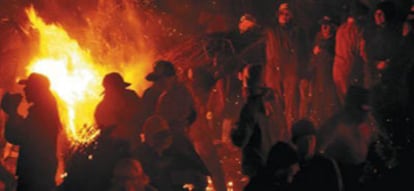 Las hogueras iluminan la noche del 7 de diciembre, víspera de la Inmaculada Concepción, en el pueblo cacereño de Jarandilla.