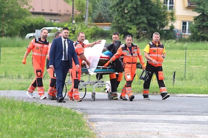 Traslado del primer ministro eslovaco, Robert Fico, a un hospital en Banská Bystrica, este miércoles.