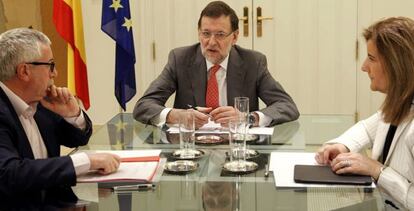 El presidente del Gobierno, Mariano Rajoy, acompañado por la ministra de Empleo, Fátima Bañez, y el secretario general de CC OO, Ignacio Fernández Toxo durante una reunión en el Palacio de La Moncloa.