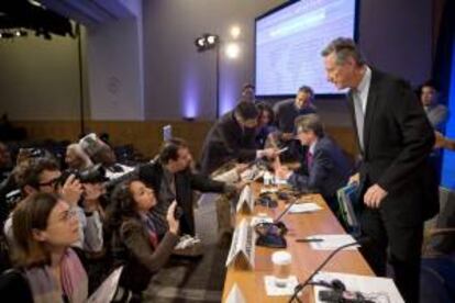 Imagen cedida por el FMI que muestra al economista jefe del Fondo Monetario Internacional (FMI), Olivier Blanchard (d) respondiendo a las preguntas de los periodistas durante la presentación del informe de "Perspectivas Económicas Globales", en Washington, Estados Unidos.