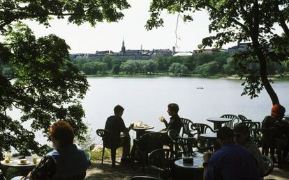 Terraza de un café frente a la bahía de Toolonlahti, en Helsinki.