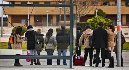 A primera hora se llenan los autobuses a Madrid, a 60 minutos de viaje, aunque en coche es la mitad. El transporte es una de las principales quejas de los vecinos, que han logrado una mejora de las conexiones, pero exigen más frecuencias y más rápidas.