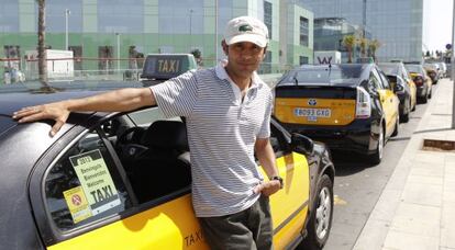 Eduardo Mendoza, junto a su taxi, en la cola del hotel W
