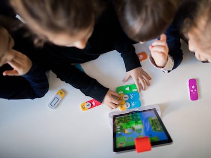 Niños en una guardería alemana aprendendiendo a programar con un iPad ejecutando comandos de bloques.