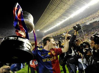 Messi pasea feliz el trofeo.