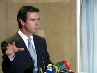 El ministro español de Industria, Energía y Turismo, José Manuel Soria, atiende a los medios durante su participación en la Conferencia de Sectores de Moda y Alta Gama, hoy en Londres.