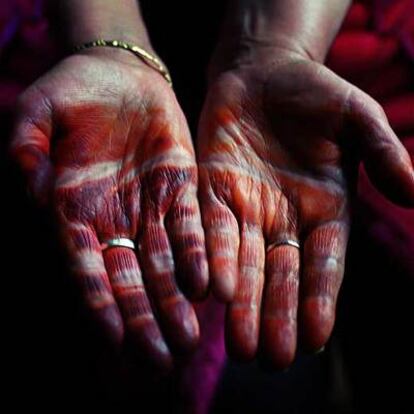 Manos de mujer. Estas manos son de una mujer de Colmenarejo (Madrid). Ella se las ha tatuado con 'henna', como se hace en el norte de Marruecos.