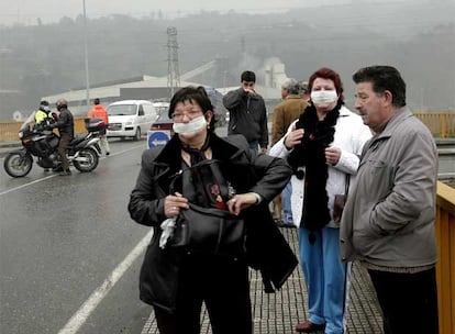 Las autoridades han repartido 2700 mascarillas y han solicitado otras 1.600. Además, han desalojado los centros escolares de Sama y Ciaño, en Langreo y numerosas personas están siendo trasladadas a los centros de salud.