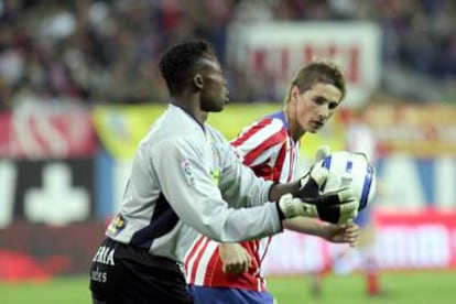 Kameni, con el balón en sus manos, y, a su lado, Fernando Torres.
