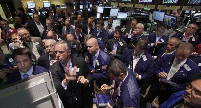 Negociación de acciones de AIG en la bolsa de Nueva York.
