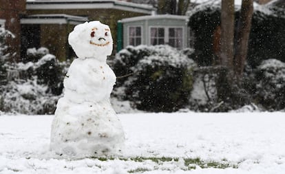 Muñeco de nieve en un parque de High Wycombe (Inglaterra).