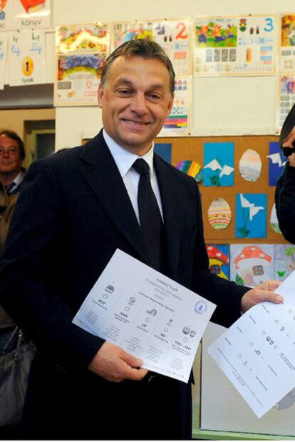 El candidato conservador, Viktor Orban, muestra su papeleta electoral.