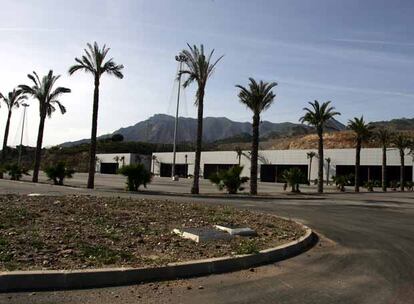 Obras de ampliación del centro comercial La Cañada en Marbella.