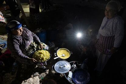 Unas mujeres preparan perolos de pasta para dar de comer a vecinos del pueblo que, como ellas, dormirán al raso. Parte de esta comida procede de donaciones que se han canalizado a través de la ONG local 'Encuentro'.  