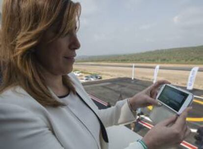 La presidenta de la Junta de Andalucía, Susana Díaz, mira la grabación de un vuelo no tripulado en un teléfono móvil en el el centro de vuelos experimentales ATLAS inaugurado hoy en Villacarrillo (Jaén), dedicado a la investigación y desarrollo de tecnologías y sistemas de aviones no tripulados ligeros.