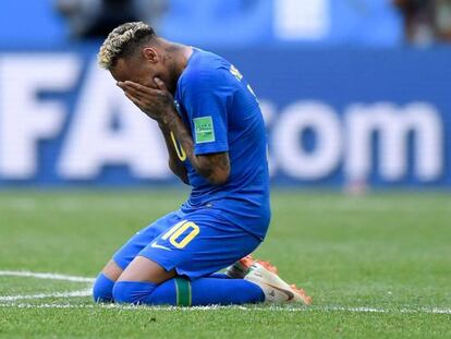 Neymar llora después de marcar un gol.