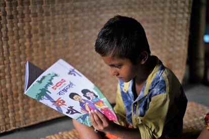 Distintas ONG facilitan apoyo educativo en la zona. World Vision, autora de estas fotografías, lo hace mediante materiales especiales diseñados para que los niños y niñas puedan seguir estudiando en sus hogares mientras dure la pandemia de covid-19. Polok, de cinco años, vive en el área de Wazirpur y es uno de estos alumnos: “Son materiales muy útiles, con ellos aprendo cosas nuevas. Lo que más me gusta son los libros de cuentos”, dice mientras lee.