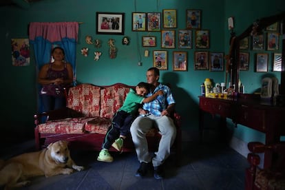 Alirio, de 42 años (en la imagen, con su hijo y su esposa) es uno de los habitantes de la región colombiana de Antioquía que están siendo estudiados por su relación con el alzhéimer.