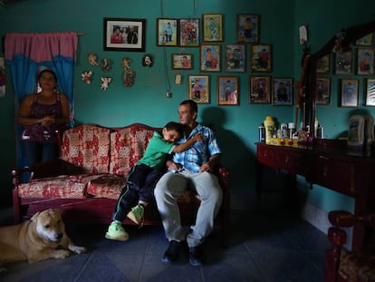 Alirio, de 42 años (en la imagen, con su hijo y su esposa) es uno de los habitantes de la región colombiana de Antioquía que están siendo estudiados por su relación con el alzhéimer.