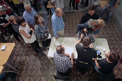 Votaciones en el Ateneu Iguladí de Igualada (Barcelona).