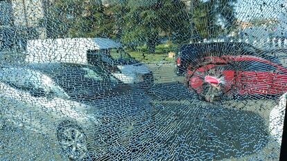 Una de las lunas rotas de un autobús de la EMT tras recibir un golpe con una piedra.