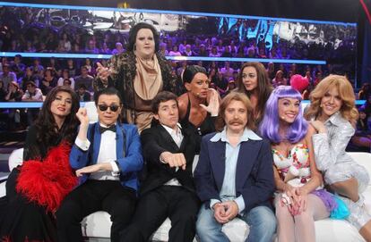 Concursantes y presentador, en la octava gala del programa