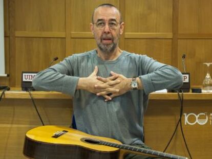 &Oacute;scar Herrero haciendo ejercicios de calentamiento antes de una clase.