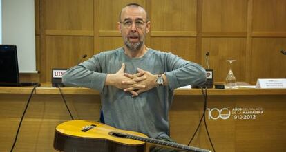 &Oacute;scar Herrero haciendo ejercicios de calentamiento antes de una clase.