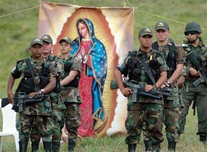 Un grupo de paramilitares entrega las armas, con la imagen de una virgen de fondo, al noroeste de Colombia.