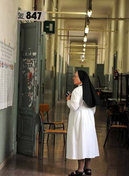 Una monja se dispone a votar en Roma el pasado domingo.