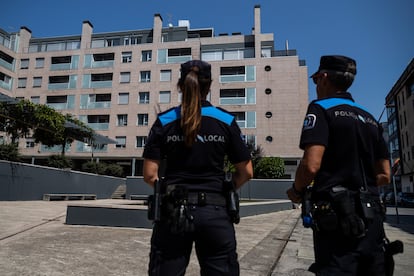 Police officers in front of the house where a woman was kidnapped.