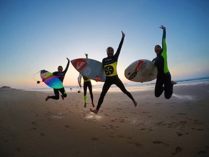 Surfistas en la Escuela C&aacute;ntabra de Surf.