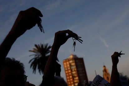 Varias personas participan en una protesta contra los apartamentos turísticos en Valencia, en octubre.