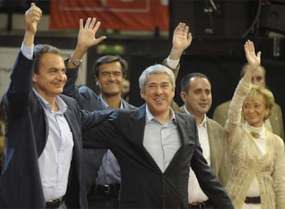 Zapatero, junto a José Sócrates, saluda en el mitin del PSPV. Detrás, López Aguilar, Jorge Alarte y María Teresa Fernández de la Vega.
