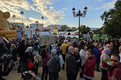 Vecinos concentrados contra la construcción de un centro comercial en un parque de Huelva.