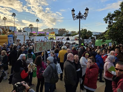 Vecinos concentrados contra la construcción de un centro comercial en un parque de Huelva.
