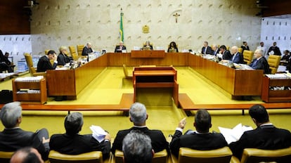 Sessão do STF que decidiu permanência de Renan