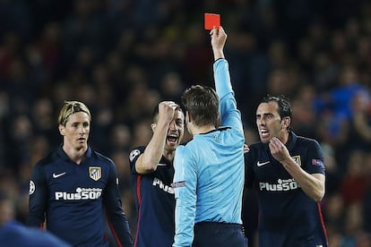 El árbitro muestra la roja a Torres ante Gabi y Godín.